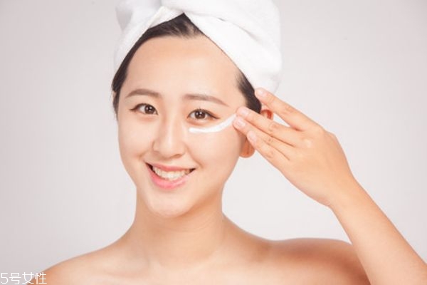 晚上需要用眼霜嗎 眼霜要早晚都用 晚上需要用眼霜嗎 眼霜要早晚都用