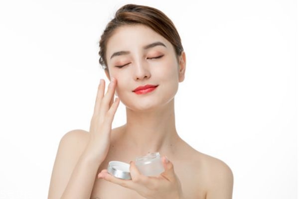 晚上擦霜會堵塞毛孔嗎 涂抹面霜的注意事項 晚上擦霜會堵塞毛孔嗎 涂抹面霜的注意事項