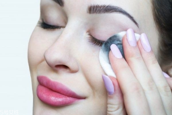 晚上睡覺不卸妝會怎樣 不卸妝睡覺的危害 晚上睡覺不卸妝會怎樣 不卸妝睡覺的危害