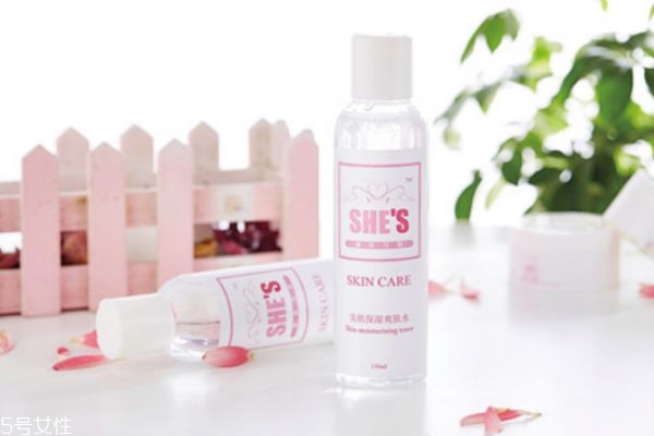 水乳和精華液如何使用 水乳和精華液的順序 水乳和精華液如何使用 水乳和精華液的順序