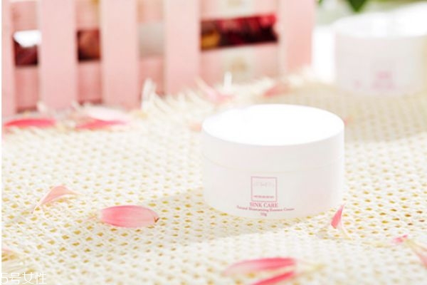 臉部干燥起皮怎么補水 臉部嚴重缺水怎么補水