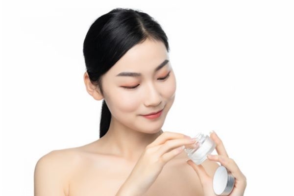 晚上擦霜會堵塞毛孔嗎 涂抹面霜的注意事項 晚上擦霜會堵塞毛孔嗎 涂抹面霜的注意事項