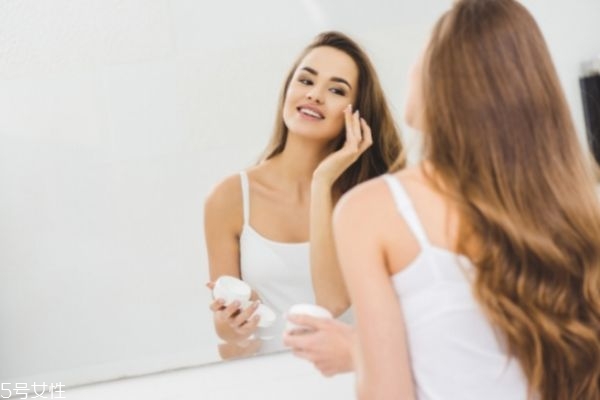 臉突然很干燥怎么回事 臉部皮膚突然很干燥的處理方法