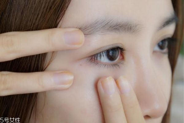 晚上需要用眼霜嗎 眼霜要早晚都用 晚上需要用眼霜嗎 眼霜要早晚都用