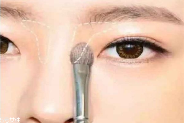 鼻子塌怎么化妝 塌鼻子化妝技巧 鼻子塌怎么化妝 塌鼻子化妝技巧