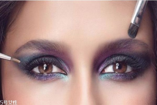 素顏直接涂眼影可以嗎 眼影直接涂皮膚好嗎 素顏直接涂眼影可以嗎 眼影直接涂皮膚好嗎