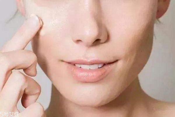 化妝為什么會(huì)卡粉 不卡粉小竅門(mén)