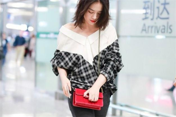 露肩襯衫下面搭配什么 性感撩人穿搭 露肩襯衫下面搭配什么 性感撩人穿搭