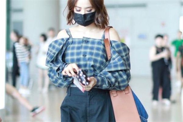 露肩襯衫下面搭配什么 性感撩人穿搭 露肩襯衫下面搭配什么 性感撩人穿搭