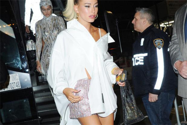 露肩襯衫下面搭配什么 性感撩人穿搭 露肩襯衫下面搭配什么 性感撩人穿搭