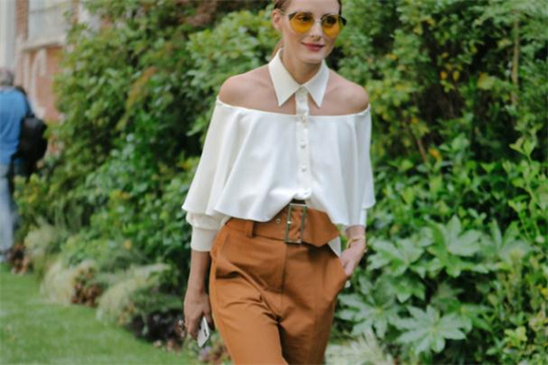 露肩襯衫下面搭配什么 性感撩人穿搭 露肩襯衫下面搭配什么 性感撩人穿搭