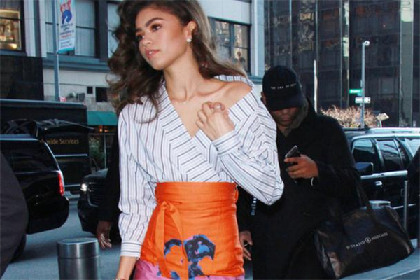 露肩襯衫下面搭配什么 性感撩人穿搭 露肩襯衫下面搭配什么 性感撩人穿搭