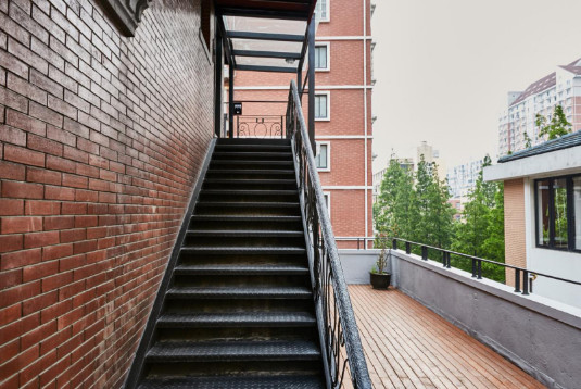 爬山爬樓梯會傷膝蓋嗎？六招加氨糖軟骨素鈣片護好膝關(guān)節(jié)