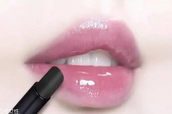 怎樣涂口紅才不掉色 如何涂口紅不易掉色 怎樣涂口紅才不掉色 如何涂口紅不易掉色