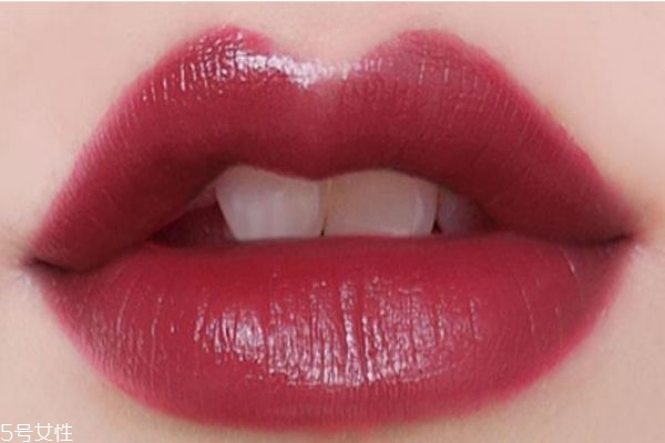 怎樣涂口紅才不掉色 如何涂口紅不易掉色 怎樣涂口紅才不掉色 如何涂口紅不易掉色