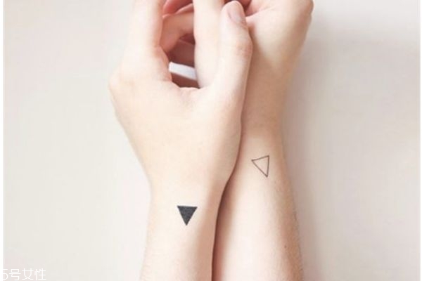 情侶紋什么圖案好 情侶紋身手腕小圖案 情侶紋什么圖案好 情侶紋身手腕小圖案