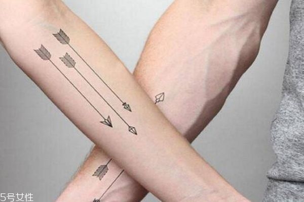 情侶紋什么圖案好 情侶紋身手腕小圖案 情侶紋什么圖案好 情侶紋身手腕小圖案