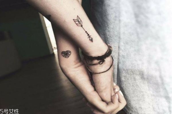 情侶紋什么圖案好 情侶紋身手腕小圖案 情侶紋什么圖案好 情侶紋身手腕小圖案