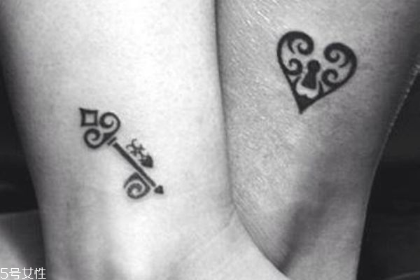 情侶紋什么圖案好 情侶紋身手腕小圖案 情侶紋什么圖案好 情侶紋身手腕小圖案