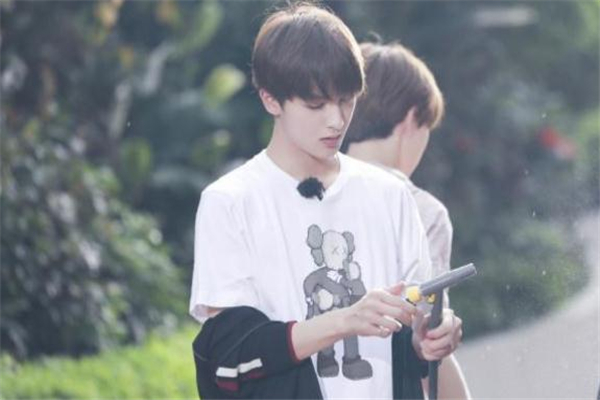 2019優(yōu)衣庫kaws會(huì)補(bǔ)貨嗎 優(yōu)衣庫kaws聯(lián)名遭瘋搶 2019優(yōu)衣庫kaws會(huì)補(bǔ)貨嗎 優(yōu)衣庫kaws聯(lián)名遭瘋搶