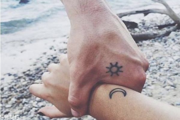 情侶紋什么圖案好 情侶紋身手腕小圖案 情侶紋什么圖案好 情侶紋身手腕小圖案