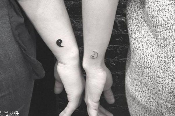 情侶紋什么圖案好 情侶紋身手腕小圖案 情侶紋什么圖案好 情侶紋身手腕小圖案