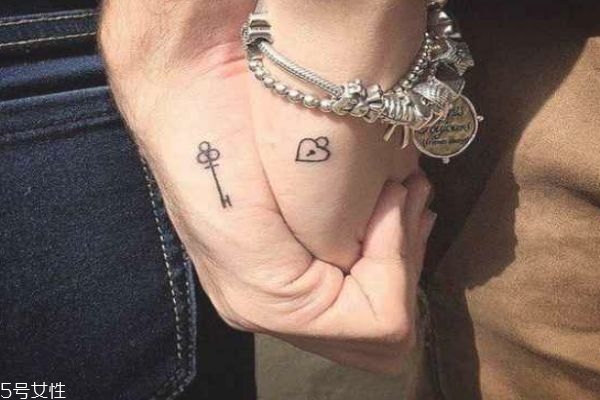 情侶紋什么圖案好 情侶紋身手腕小圖案 情侶紋什么圖案好 情侶紋身手腕小圖案