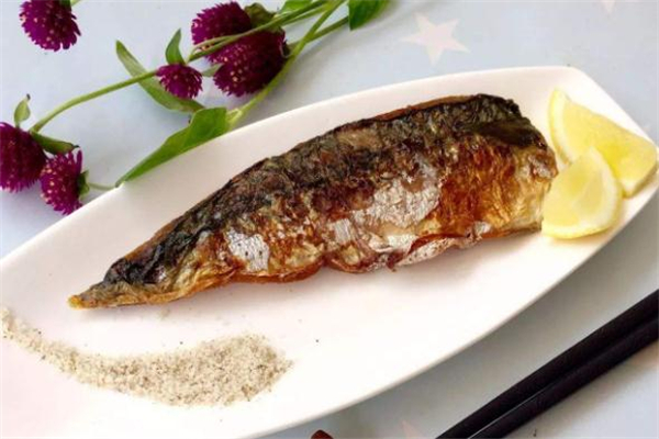 煎青魚怎么才能不粘鍋 煎青魚的做法 煎青魚怎么才能不粘鍋 煎青魚的做法