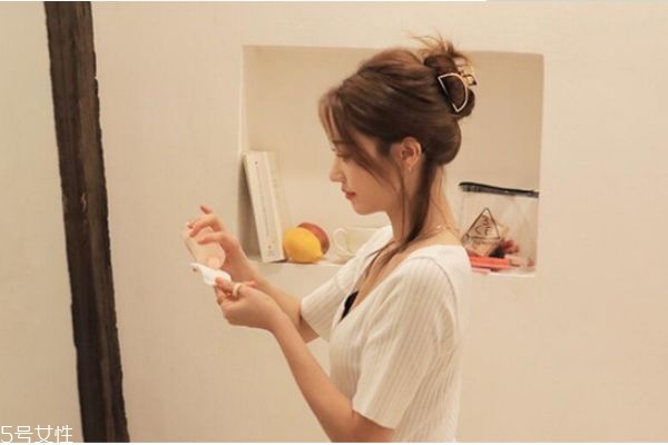 防曬霜和bb霜有區(qū)別嗎 兩者的區(qū)別在哪里 防曬霜和bb霜有區(qū)別嗎 兩者的區(qū)別在哪里