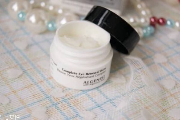 眼霜用的越多越好嗎 眼霜用量并不是越多越好 眼霜用的越多越好嗎 眼霜用量并不是越多越好