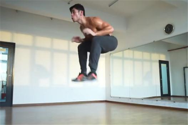 深蹲跳能瘦腿嗎 深蹲跳是練哪里的 深蹲跳能瘦腿嗎 深蹲跳是練哪里的