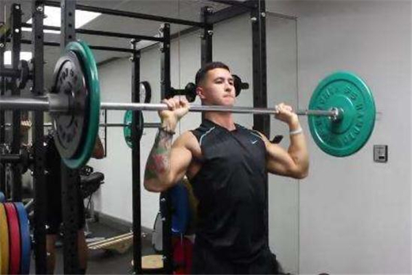 站姿杠鈴推舉正確姿勢 站姿杠鈴推舉怎么做 站姿杠鈴推舉正確姿勢 站姿杠鈴推舉怎么做