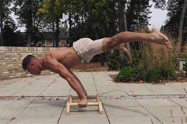 俄式挺身俯臥撐怎么練 俄式挺身多久能練成 俄式挺身俯臥撐怎么練 俄式挺身多久能練成