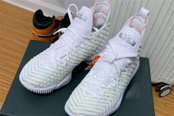 耐克lbj16巴斯光年開箱測評 詹16巴斯光年有減配嗎 耐克lbj16巴斯光年開箱測評 詹16巴斯光年有減配嗎