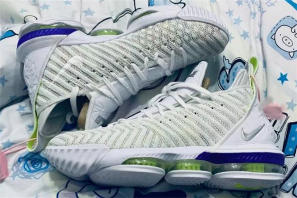 耐克lbj16巴斯光年開箱測評 詹16巴斯光年有減配嗎 耐克lbj16巴斯光年開箱測評 詹16巴斯光年有減配嗎