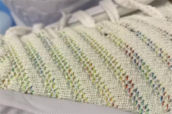 耐克lbj16巴斯光年開箱測評 詹16巴斯光年有減配嗎 耐克lbj16巴斯光年開箱測評 詹16巴斯光年有減配嗎