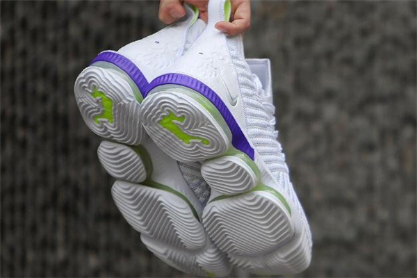 耐克lbj16巴斯光年開箱測評 詹16巴斯光年有減配嗎 耐克lbj16巴斯光年開箱測評 詹16巴斯光年有減配嗎