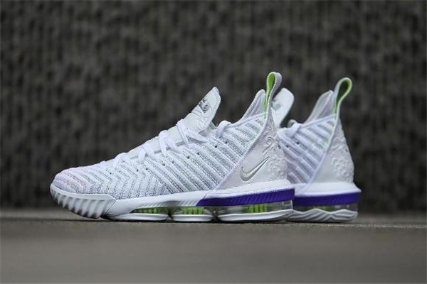 耐克lbj16巴斯光年開箱測評 詹16巴斯光年有減配嗎 耐克lbj16巴斯光年開箱測評 詹16巴斯光年有減配嗎