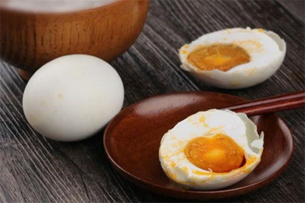 保鮮膜腌咸鴨蛋要曬太陽嗎 保鮮膜腌咸鴨蛋曬幾個(gè)小時(shí) 保鮮膜腌咸鴨蛋要曬太陽嗎 保鮮膜腌咸鴨蛋曬幾個(gè)小時(shí)