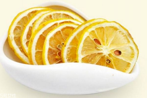 干檸檬片泡水喝有什么好處 干檸檬片泡水的正確泡法 干檸檬片泡水喝有什么好處 干檸檬片泡水的正確泡法