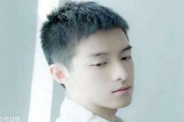 頭發(fā)少適合什么發(fā)型男 男生頭發(fā)稀少發(fā)型好看 頭發(fā)少適合什么發(fā)型男 男生頭發(fā)稀少發(fā)型好看