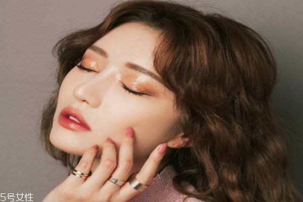 頭發(fā)精油是吹干前用嗎 頭發(fā)精油的使用方法 頭發(fā)精油是吹干前用嗎 頭發(fā)精油的使用方法