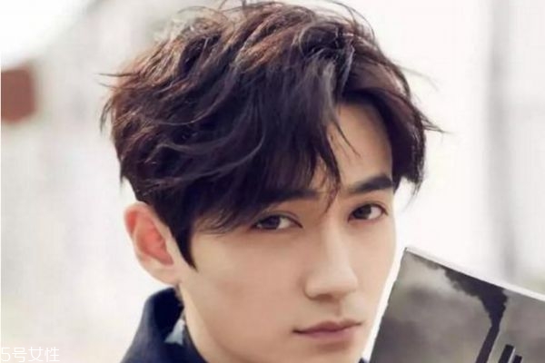 頭發(fā)少適合什么發(fā)型男 男生頭發(fā)稀少發(fā)型好看 頭發(fā)少適合什么發(fā)型男 男生頭發(fā)稀少發(fā)型好看