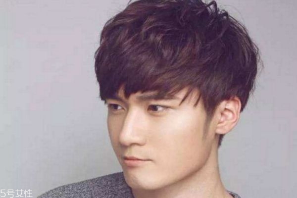 頭發(fā)少適合什么發(fā)型男 男生頭發(fā)稀少發(fā)型好看 頭發(fā)少適合什么發(fā)型男 男生頭發(fā)稀少發(fā)型好看