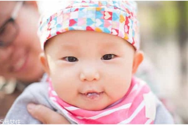 寶寶為什么吐泡泡 嬰兒吐泡泡是什么原因 寶寶為什么吐泡泡 嬰兒吐泡泡是什么原因