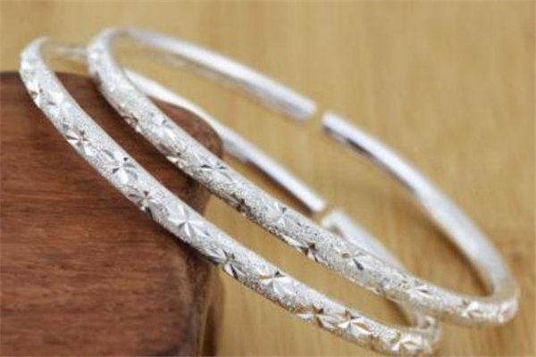 老鳳祥銀手鐲真假鑒定 老鳳祥手鐲鋼印什么樣 老鳳祥銀手鐲真假鑒定 老鳳祥手鐲鋼印什么樣