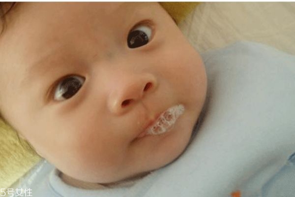 寶寶為什么吐泡泡 嬰兒吐泡泡是什么原因 寶寶為什么吐泡泡 嬰兒吐泡泡是什么原因