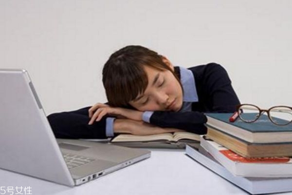 趴著睡覺流口水是怎么回事 睡覺流口水要小心 趴著睡覺流口水是怎么回事 睡覺流口水要小心