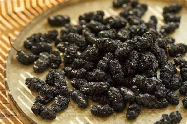 桑葚干泡酒多久能喝 桑葚干泡酒的比例 桑葚干泡酒多久能喝 桑葚干泡酒的比例