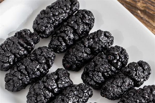 桑葚干泡水后可以吃嗎 桑葚干泡完扔掉嗎 桑葚干泡水后可以吃嗎 桑葚干泡完扔掉嗎